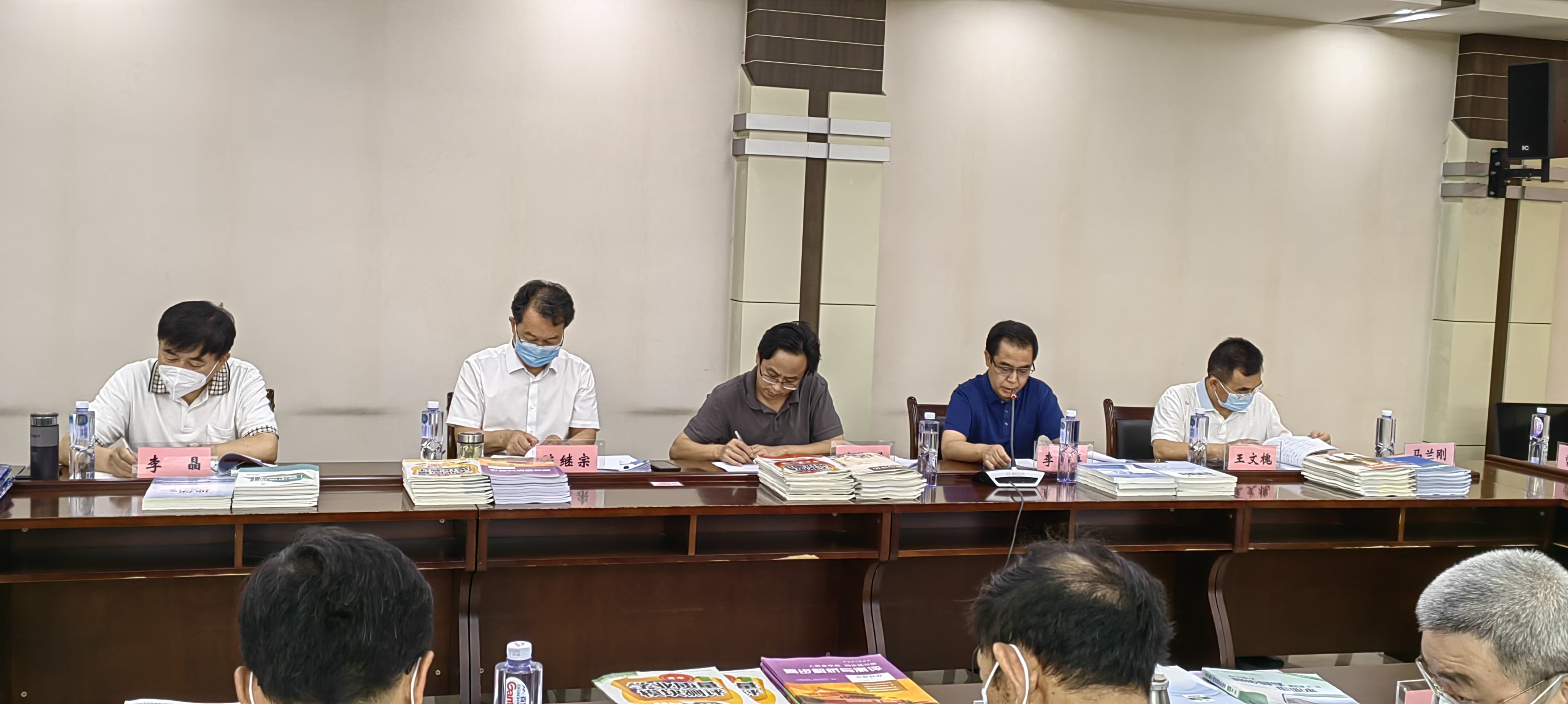 甘肃省基础教育课程教材专家工作委员会召开了2022年教材审核会